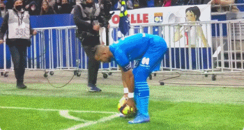 图片报：阿德耶米是曼联引援目标，他的妻子希望去欧洲大城市（德媒《图片报》称：曼联将阿德耶米列为引援目标，其妻更青睐前往欧洲大都市）