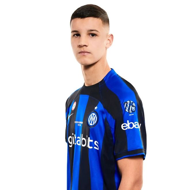 萨拉赫非洲杯使用定制护腿板，含有埃及和利物浦安菲尔德元素（萨拉赫非洲杯佩戴定制护腿板，融合埃及与利物浦安菲尔德元素）