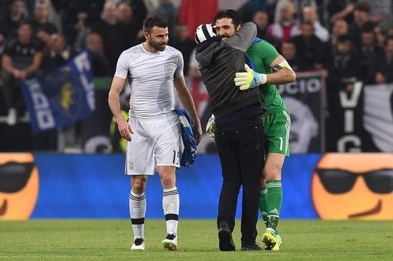 欧冠红黑榜：格纳布里领衔红榜，亚马尔、伊萨克进入黑榜（欧冠红黑榜出炉：格纳布里领跑红榜，亚马尔与伊萨克上黑榜）