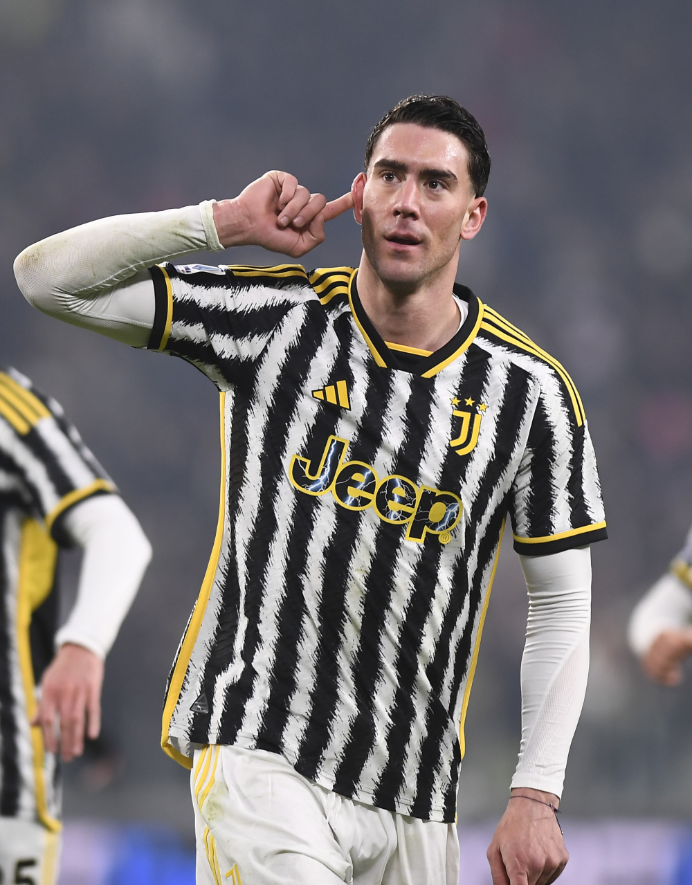 塞萨尔：齐沃为什么要换下博尼和泽林斯基？他俩明明表现最好（塞萨尔质疑齐沃换人决定：为何撤下表现最好的博尼和泽林斯基？）