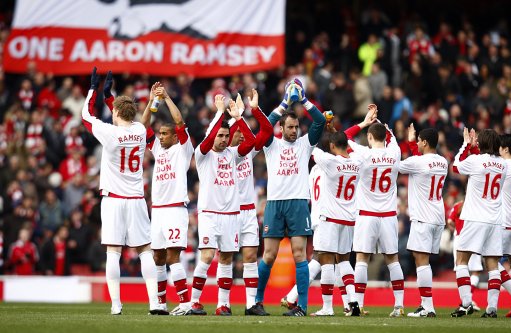 弗兰克：也许罗梅罗和范德芬该踢前锋；战旧主？比赛就是要赢（弗兰克：考虑让罗梅罗和范德芬打前锋；对阵旧主只为赢球）